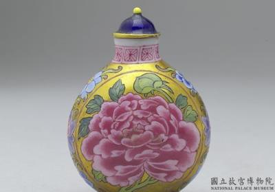 图片[2]-Glass-body painted enamel snuff bottle with a floral design on a gold background, Qianlong reign (1735-1796), Qing dynasty-China Archive